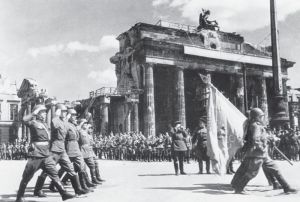 1945年参加攻克柏林胜利大游行的苏联红军