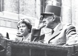 1960年，伦敦，法兰西第五共和国总统戴高乐和英国女王伊丽莎白二世坐在行驶的马车中，戴高乐挥手致意