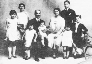 阿尔芒·尼扎尔和贝拉·尼扎尔，以及他们九个孩子中的七个