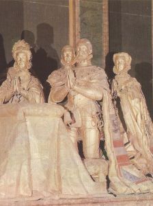9.埃斯科里亚尔的腓力二世及其家人的葬礼雕像，蓬佩奥·莱昂尼作，1597～1600年。莱昂尼在把这三尊巨大的铜像安装到主祭坛左侧之前，腓力二世就驾崩了，不过他生前就批准了雕像的设计。国王的雕像显得衰老、秃顶和疲惫（不过穿着四十年前征战时穿过的金碧辉煌的铠甲）。他的第四任妻子安娜跪在他旁边，她的前任玛丽亚·曼努埃拉和伊莎贝拉在后面，而堂卡洛斯在国王背后，看上去像是腓力二世渴望得到的那种孝子。