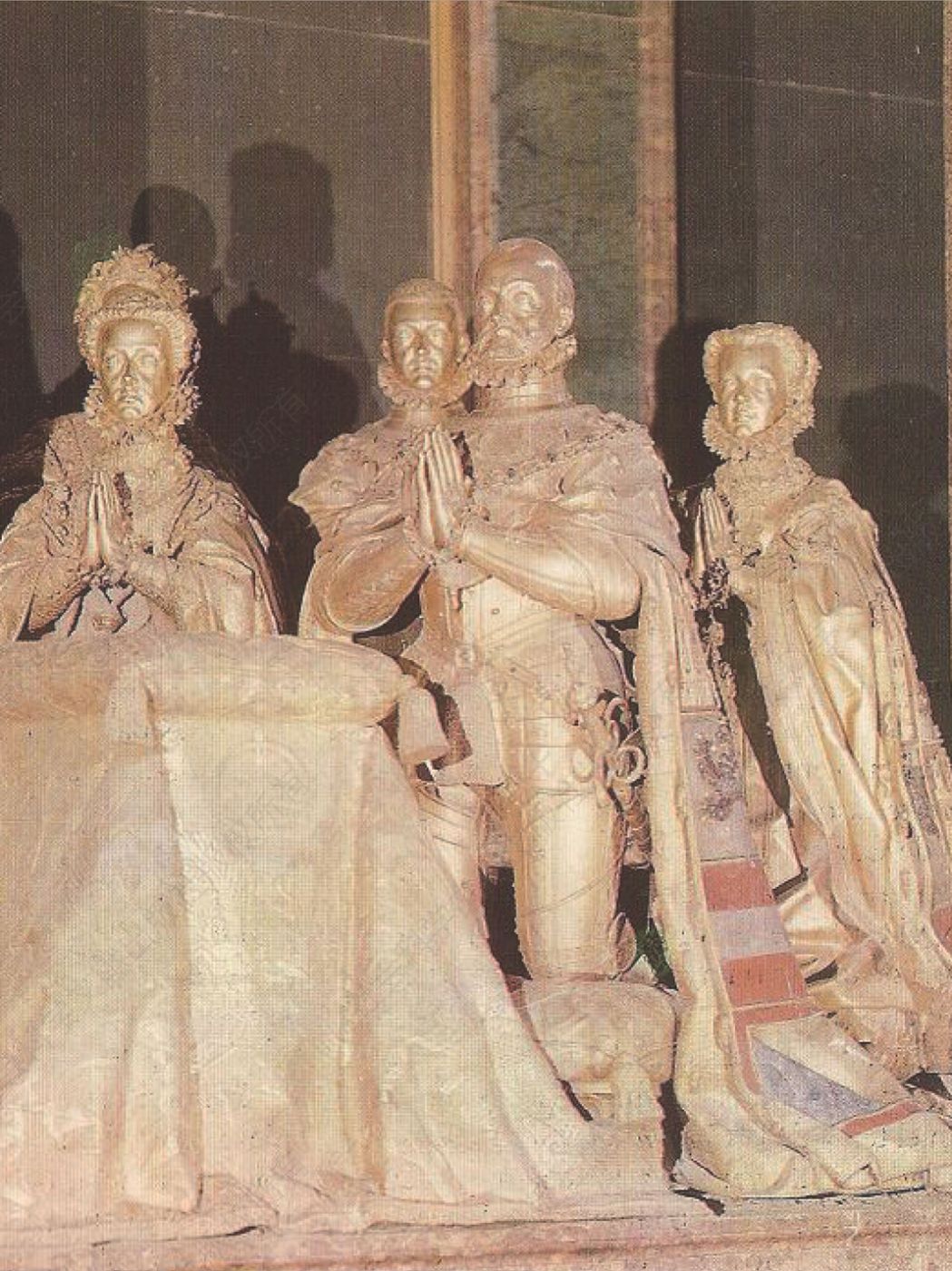 9.埃斯科里亚尔的腓力二世及其家人的葬礼雕像，蓬佩奥·莱昂尼作，1597～1600年。莱昂尼在把这三尊巨大的铜像安装到主祭坛左侧之前，腓力二世就驾崩了，不过他生前就批准了雕像的设计。国王的雕像显得衰老、秃顶和疲惫（不过穿着四十年前征战时穿过的金碧辉煌的铠甲）。他的第四任妻子安娜跪在他旁边，她的前任玛丽亚·曼努埃拉和伊莎贝拉在后面，而堂卡洛斯在国王背后，看上去像是腓力二世渴望得到的那种孝子。