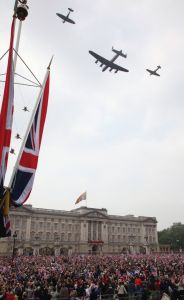 1-2.在威廉王子和凯特·米德尔顿（Kate Middleton）的婚礼举行期间，一架喷火式战斗机、一架兰开斯特式轰炸机，以及一架飓风式战斗机飞过白金汉宫。这些二战中闻名遐迩的飞机和王室成员一样，成为英国的标志。