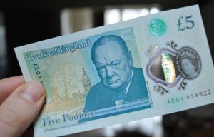 1-9.英国最伟大的战争英雄温斯顿·丘吉尔的头像被印在面值5英镑的纸钞上。自2016年夏天开始，这张纸钞的设计立即在新闻界引发了关于如果丘吉尔还在世，在当下英国退出欧盟的公投中会如何投票的猜测。
