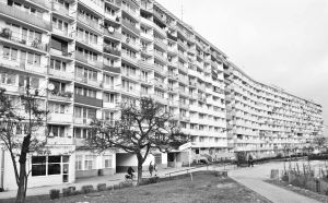 战后波兰的高密度住房。这一座楼里有逾1000个公寓，只是格但斯克市扎斯帕区的数十栋大楼之一。1945年后，类似的楼房开发在全世界兴起。