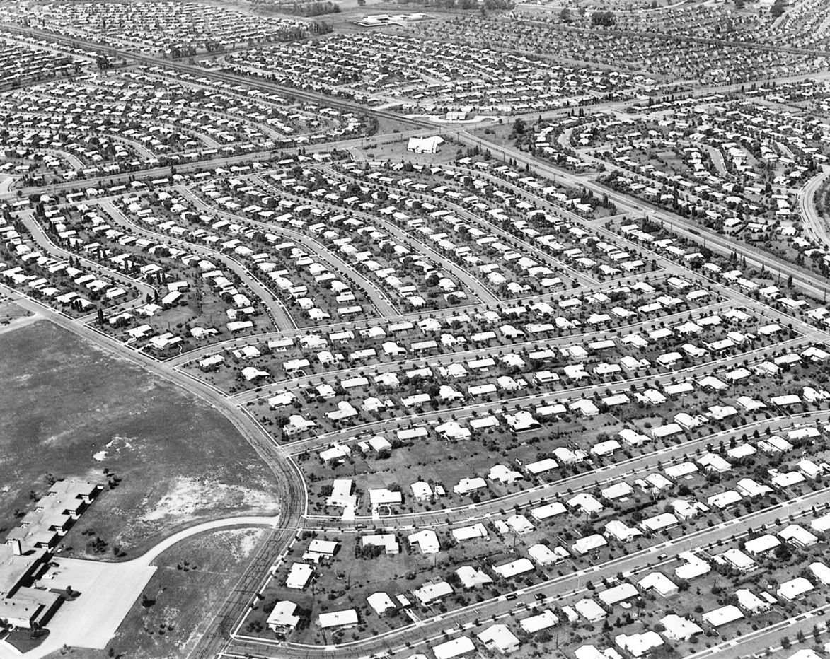 战后的“城郊乌托邦”：在1940年代后期和1950年代，像宾夕法尼亚州莱维顿开发的这种完全同质化的住房遍布美国。