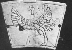 图2-5 亚述帝国时期的宫殿遗址出土的象牙鸵鸟雕刻