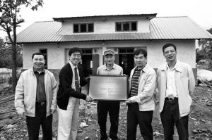 图4-3 南都基金会理事周庆治（右二）、何伟（右一）和徐永光（左一）向罗家德（左二）、谢英俊（左三）“乡村重建计划”项目授牌