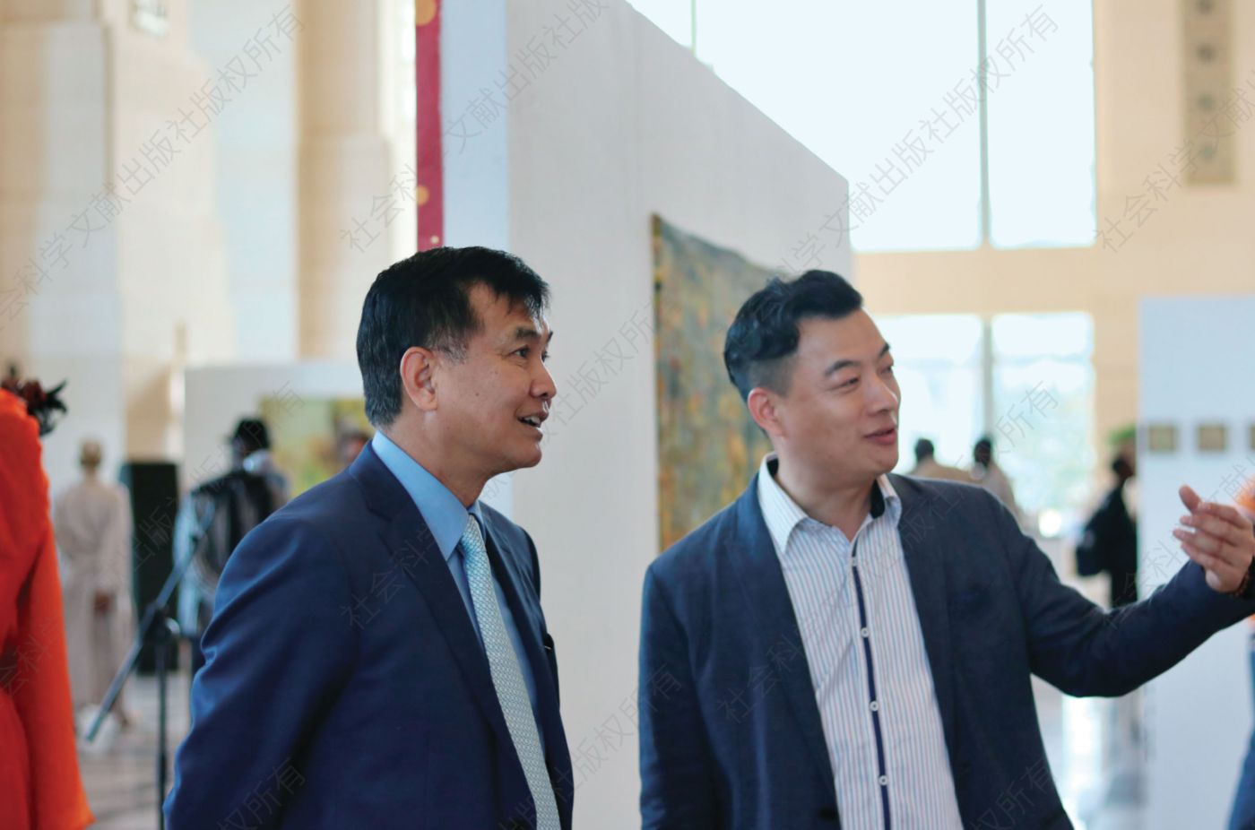 金江波给张迅大使讲解作品Jin Jiangbo introduces the works to the Ambassador Zhang Xun