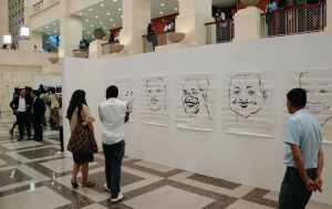 观众观赏汪大伟作品《笑脸》Audiences appreciate Wang Dawei’s work Smiling Face