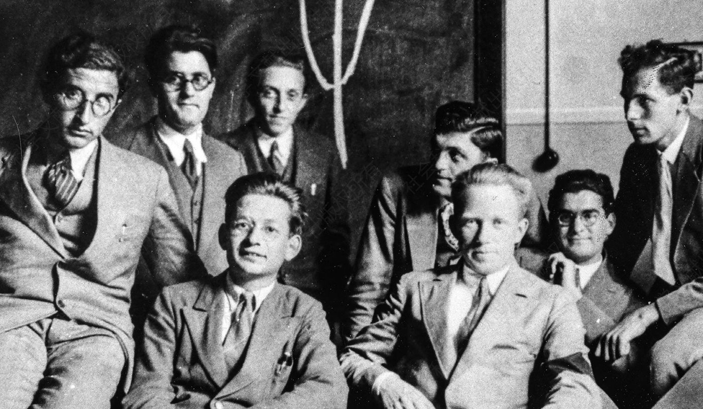 2.1931年，时年24岁的鲁道夫·派尔斯访问莱比锡大学理论物理研究所。派尔斯坐在量子力学的奠基人之一维尔纳·海森堡的左侧。在派尔斯和海森堡身后的是海森堡团队的成员，其中包括（从左到右）：乔瓦尼·秦梯利（G. Gentile）、乔治·普拉切克（George Placzek）、吉安·卡罗·威克（Gian Carlo Wick）、费利克斯·布洛赫（Felix Bloch）、维克多·魏斯科普夫和弗里茨·绍特（F.Sauter）。后来在联邦调查局围绕福克斯的间谍活动所展开的调查中，维克多·魏斯科普夫无辜被捕；1952年，费利克斯·布洛赫获得了诺贝尔物理学奖。