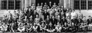 3.1935年7月在布里斯托尔大学召开的一次国际物理学会议。右起第五个座位上的人是派尔斯；最后排左起第三个是福克斯；其他重要与会人员包括爱德华·泰勒（盘腿坐在前排右侧）和赫伯特·斯金纳（坐在最右侧，与派尔斯相隔三人）。