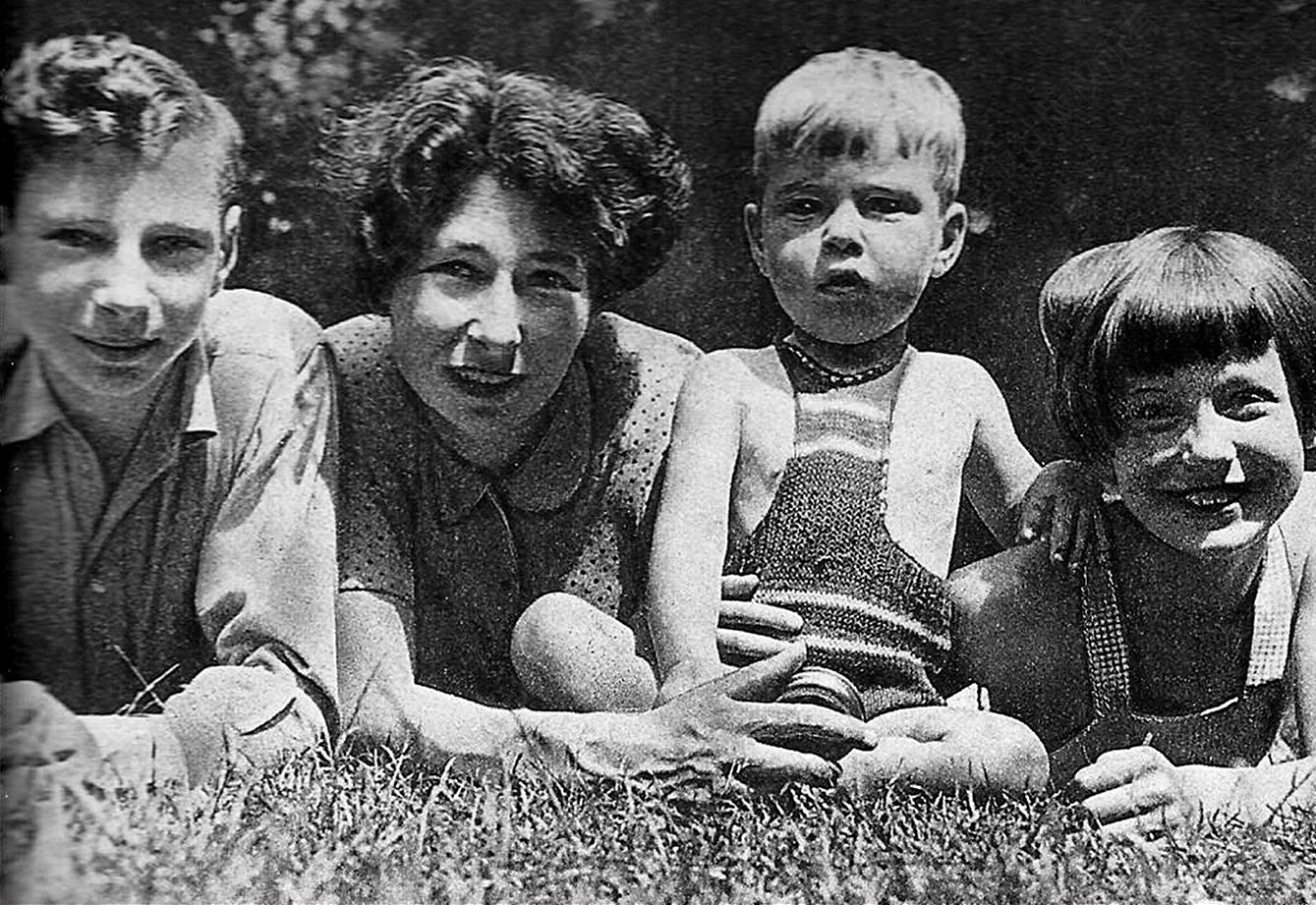 8.乌尔苏拉·伯尔东——“索尼娅”——和她的孩子们，1945年于牛津。“索尼娅”是格鲁乌在英国从事非法活动的头号人物，她在1942年10月到1943年11月期间是福克斯的联络人。