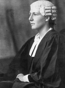 9.简·西斯莫尔-阿彻，军情五处第一位女性官员，出色的反间谍部门专家。1924年，她获得了大律师的资格。