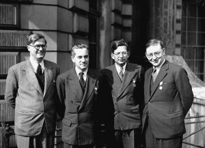 11.威廉·彭尼、奥托·弗里施、鲁道夫·派尔斯和约翰·科克罗夫特，1947年5月1日，美国总统自由勋章颁发典礼后。