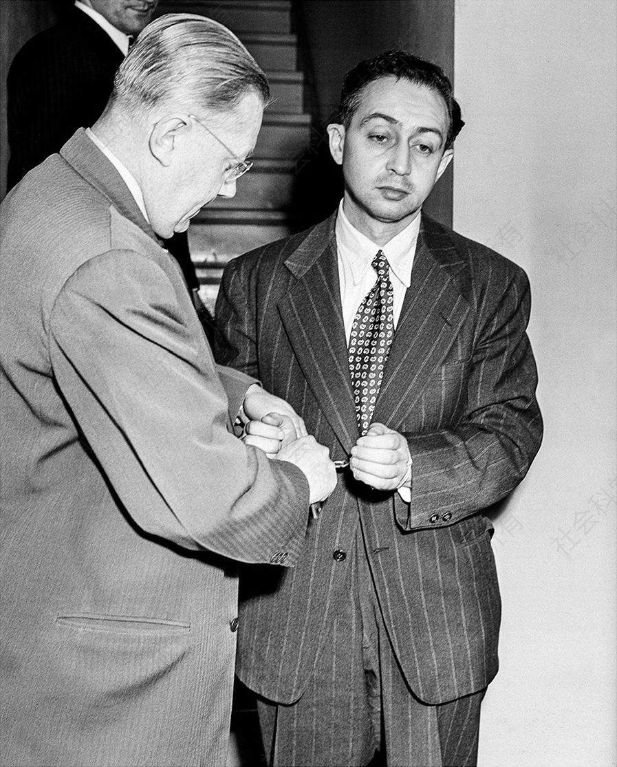 25.1950年12月7日，哈里·戈尔德在到达费城的美国联邦地区法院后，治安副官约翰·D.莱希（John D. Leahy）打开了他的手铐。戈尔德因间谍活动而被判30年监禁，1966年5月获假释。