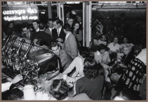 9.1950年代伦敦出现的第一家浓缩咖啡吧，吧内摩肩接踵、顾客盈门
