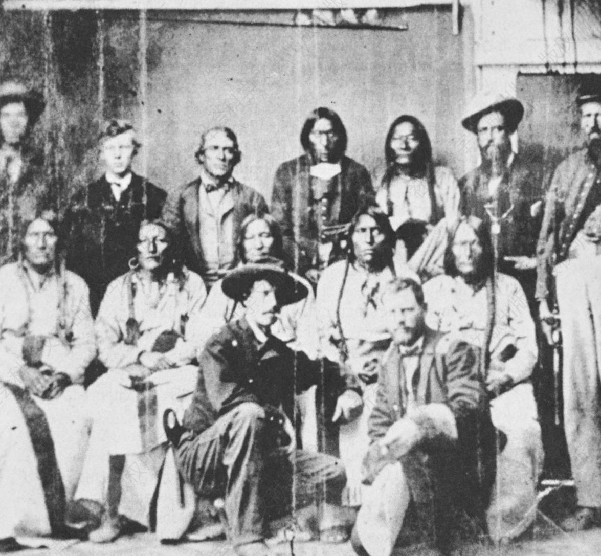 6.夏延人和阿拉帕霍人的酋长在韦尔德营开会，1864年9月28日。左三的站立者是翻译约翰·史密斯；他的左边分别是“白翼”（White Wing）和博斯。坐着的那一排，从左到右分别是：内瓦、“公熊”、“黑水壶”、“一只眼”以及一个不知姓名的印第安人。前排单膝跪着的，从左到右分别是爱德华·温库普少校和赛拉斯·索尔（Silas Soule）上尉。