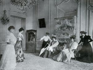 法国模特们穿着时尚的裙子出现在伦敦的时装展