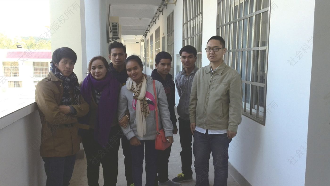 与发音合作人依论刚女士（前排左二）及老挝克木族学生（摄于勐腊县职业高中）