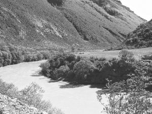 图5.1 阿乌斯河谷。图中显示的是最狭窄处之一，当年弗拉米尼努斯军团在这里将腓力五世的军队赶出河谷。当时浅蓝色的水一定被染成血红色。