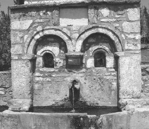 图5.4 色萨利佐多克霍斯佩奇一处刻有土耳其铭文的山泉。前197年库诺斯克法莱战役爆发前，这处山泉就在弗拉米尼努斯的营地之内。