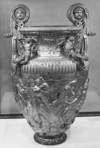 图6.2 德维尼（Derveni）双耳喷口杯。它于公元前4世纪七八十年代在色萨利或马其顿制造，重40千克，是罗马将军们从希腊掠夺的战利品。