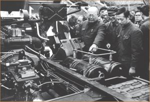 1984年1月1日，与孟少农同志等察看试制鄂六吨半平头五缸柴油机汽车