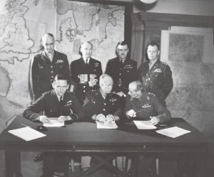 盟军指挥官在登陆日之前的合影：（从左到右，前排）特德、艾森豪威尔、蒙哥马利，（后排）布莱德雷、拉姆齐、马洛里、比德尔·史密斯