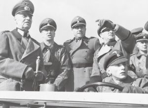 冯·伦德施泰特元帅视察党卫军第12“希特勒青年团”装甲师：（从左到右）伦德施泰特、库尔特·迈耶、弗里茨·维特，以及党卫军第1装甲军军长泽普·迪特里希