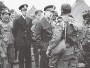 6月5日，格林汉姆公地，艾森豪威尔与即将出发的第101空降师官兵，他的身后是副官哈里·布彻海军中校