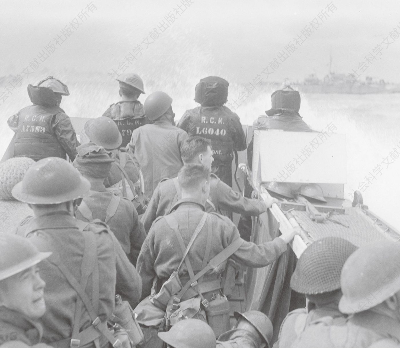 6月6日，加拿大皇家海军登陆艇正驶向朱诺海滩