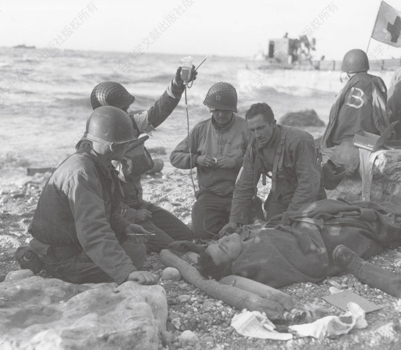 美军医护兵在奥马哈海滩给受伤士兵输血