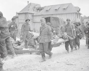 被加拿大军俘虏的德国战俘将受伤士兵抬回朱诺海滩