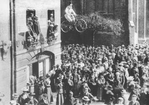 1897年剑桥大学学生抗议授予女生学位时，抗议人群的上方有一座骑在自行车上的女性雕像。
