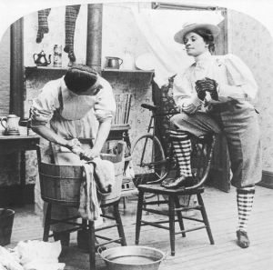 这是1901年的一张带有讽刺意味的明信片，上面写着“新女性，洗衣日”。