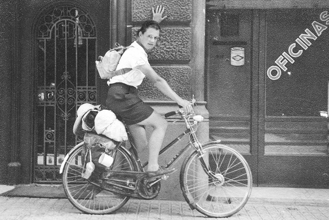 这张照片记录了德乌拉·墨菲（Dervla Murphy）于1956年开始的西班牙骑行之旅，它出自德乌拉·墨菲所著的《单车伴我走天涯》（Full Tilt）。