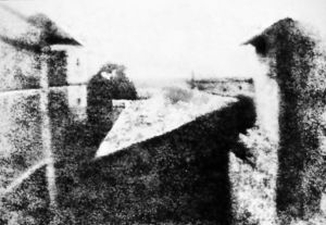 图3-2 《窗外的风景》，约瑟夫·尼埃普斯（Joseph Nicephore Niepce）于1826年拍摄