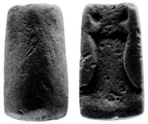 图5 铸铜石范——南屏白沙坑铸铜斧石范长9.6厘米，宽4.9厘米，厚2.3厘米