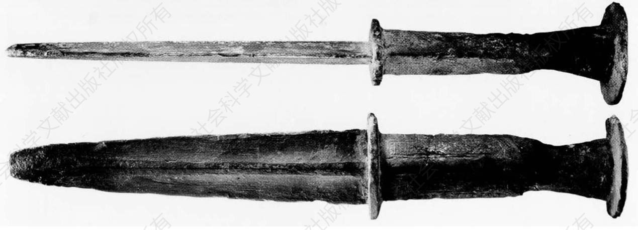 图8 铜短剑（匕首）——南屏发现，战国武器，长21.8厘米，有把有格，剑身中间有一凹槽