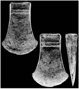 图9 铜斧——拱北西瓜铺遗址采集，战国时期，铜质，长9.2厘米，刃宽6.6厘米，长方銎，弯月形刃，两端微上翘