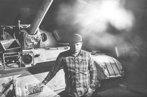 马基迪·曼古什，三十岁，在一辆坦克前，利比亚