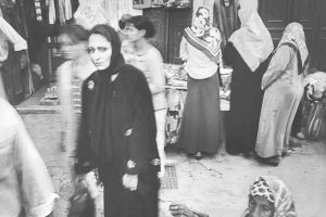利比亚的黎波里集市的一名女子，2002年