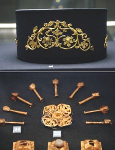 巴彦诺尔墓出土金冠（上），巴彦诺尔墓出土金饰件（下）