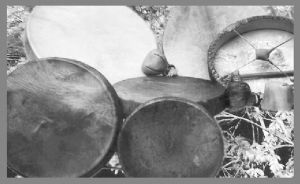 苏珊萨满亲手制作的鼓和沙锤