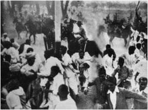 图3-8 1931年英国镇压印度民族独立运动的场面