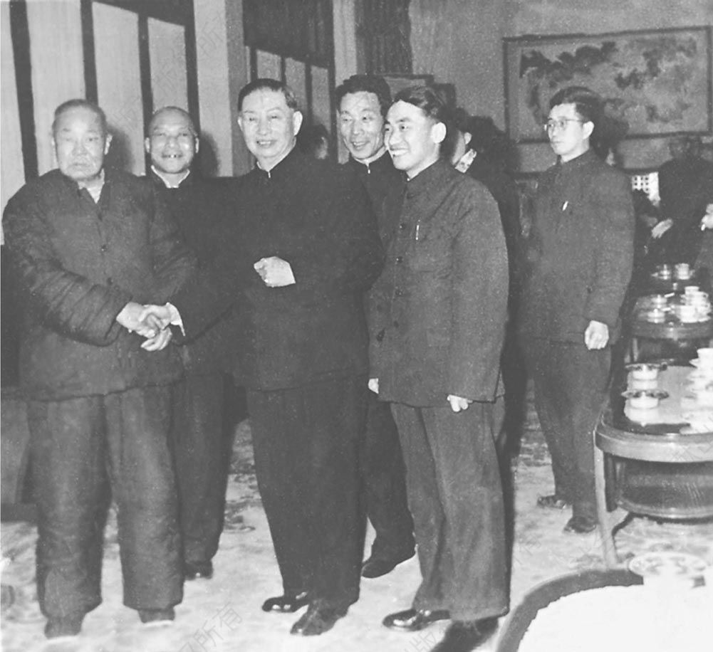1959年晋京演出期间，柳子戏老艺人与梅兰芳先生合影