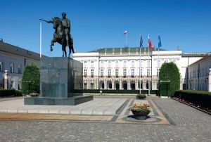总统府及民族英雄波尼亚托夫斯基亲王的雕像