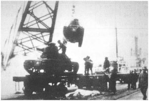 日军在大连港运输坦克等武器