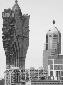 图5-9 中国银行澳门分行新楼（右）与新葡京酒店（左）