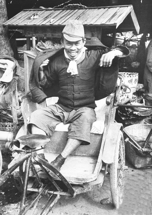 1949年的台湾，戴着日本帽微笑的人力车夫